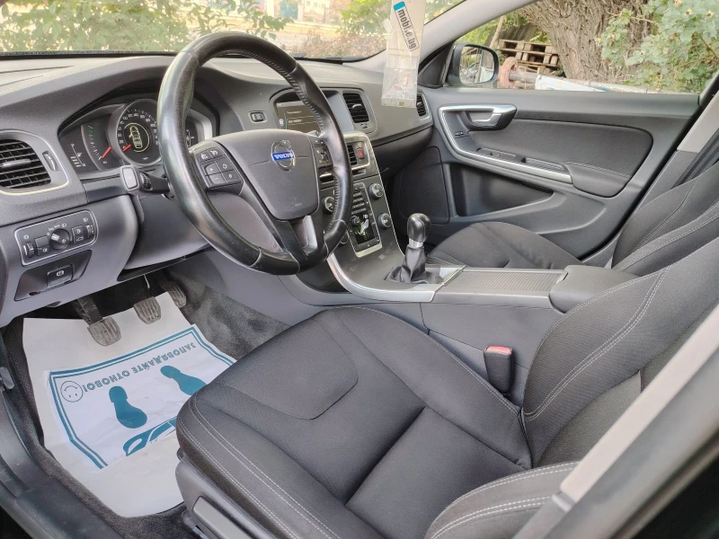 Volvo V60 1.6 HDI FACELIFT, снимка 11 - Автомобили и джипове - 51694819