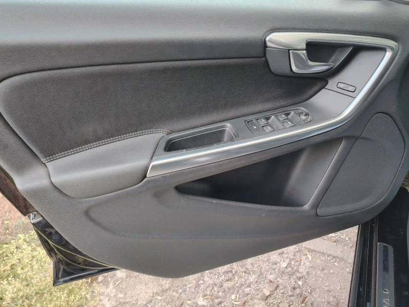 Volvo V60 1.6 HDI FACELIFT, снимка 10 - Автомобили и джипове - 51694819