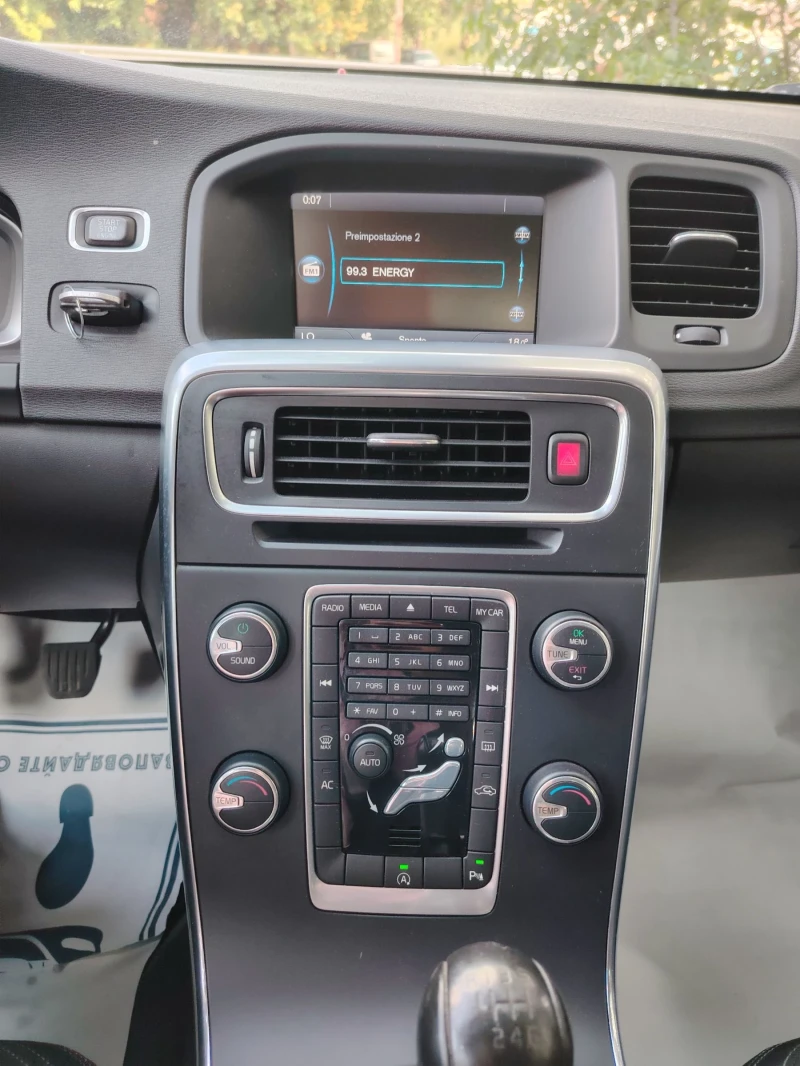 Volvo V60 1.6 HDI FACELIFT, снимка 13 - Автомобили и джипове - 51694819