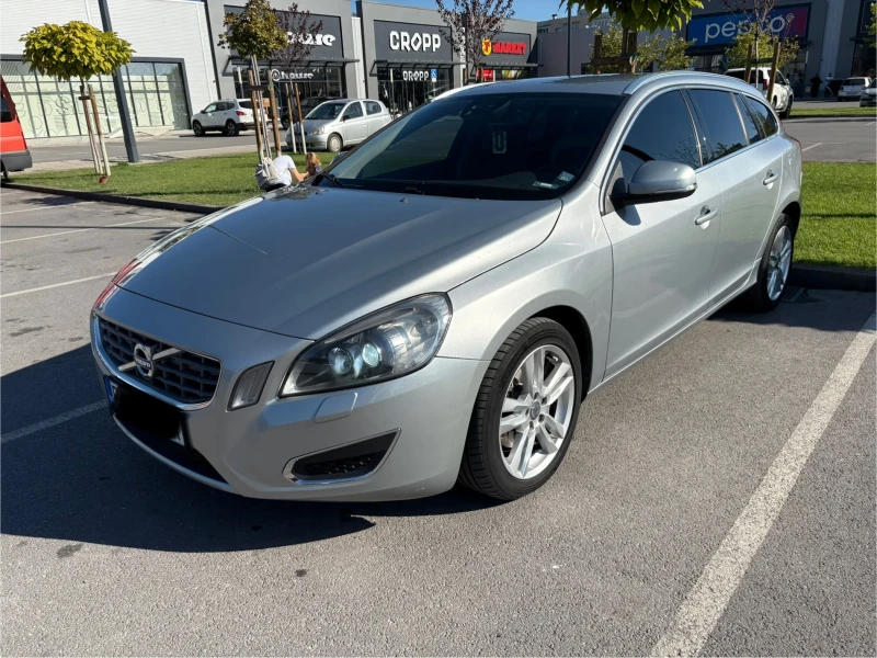 Volvo V60 D2 DrivE Summum, снимка 2 - Автомобили и джипове - 52598664