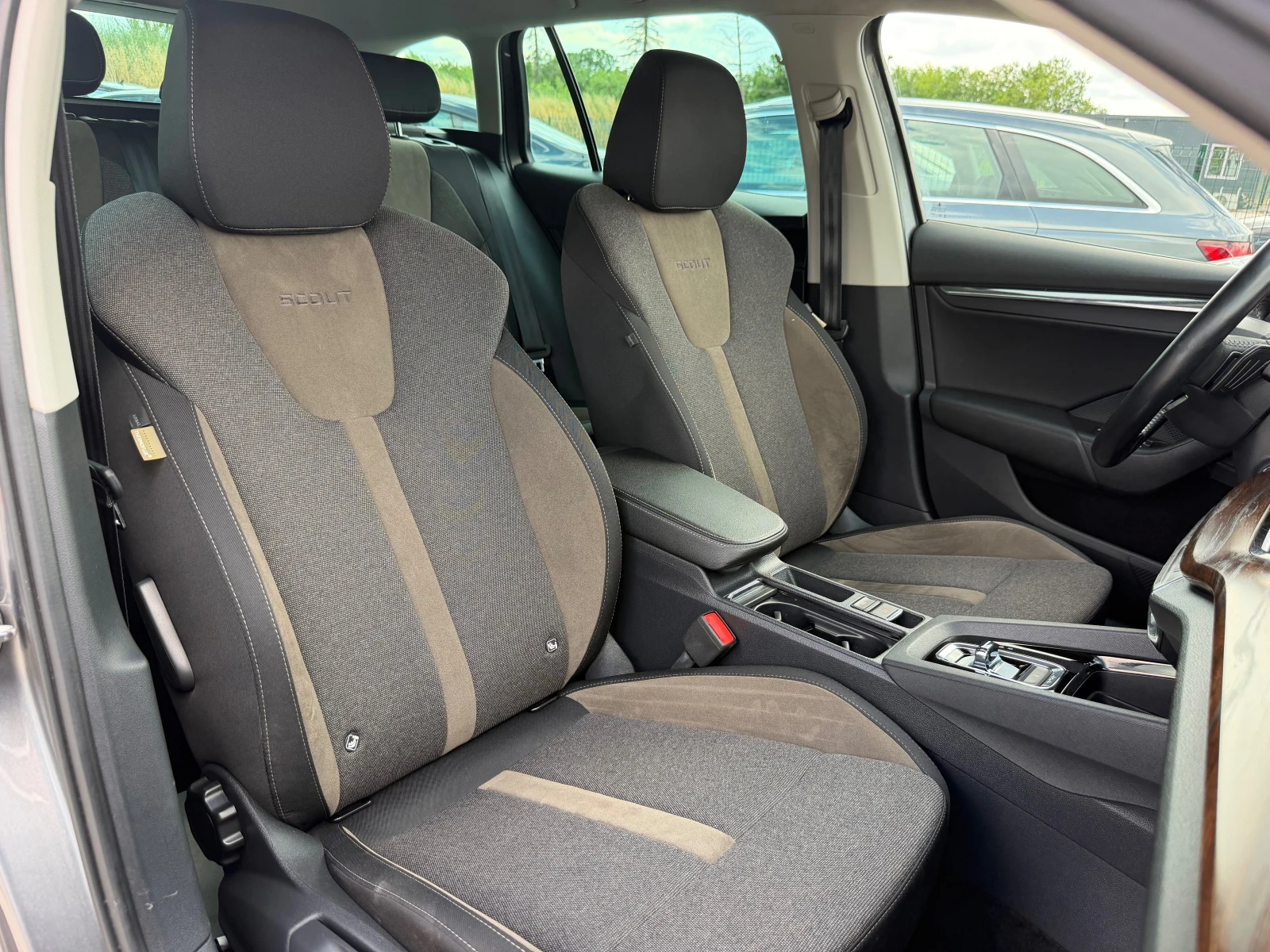 Skoda Octavia SCOUT 2.0TDI 4x4 DIGITAL DIST FULL LED DSG , снимка 10 - Автомобили и джипове - 55281058