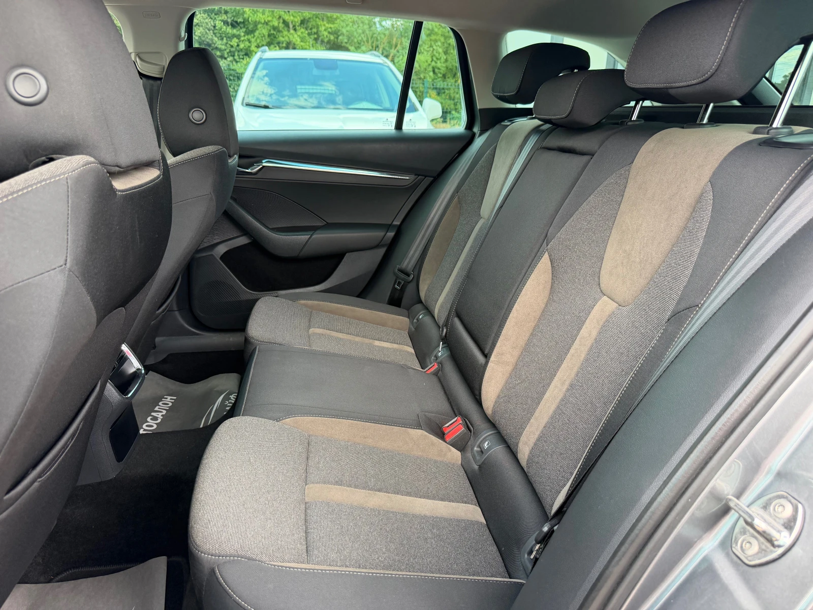 Skoda Octavia SCOUT 2.0TDI 4x4 DIGITAL DIST FULL LED DSG , снимка 11 - Автомобили и джипове - 55281058