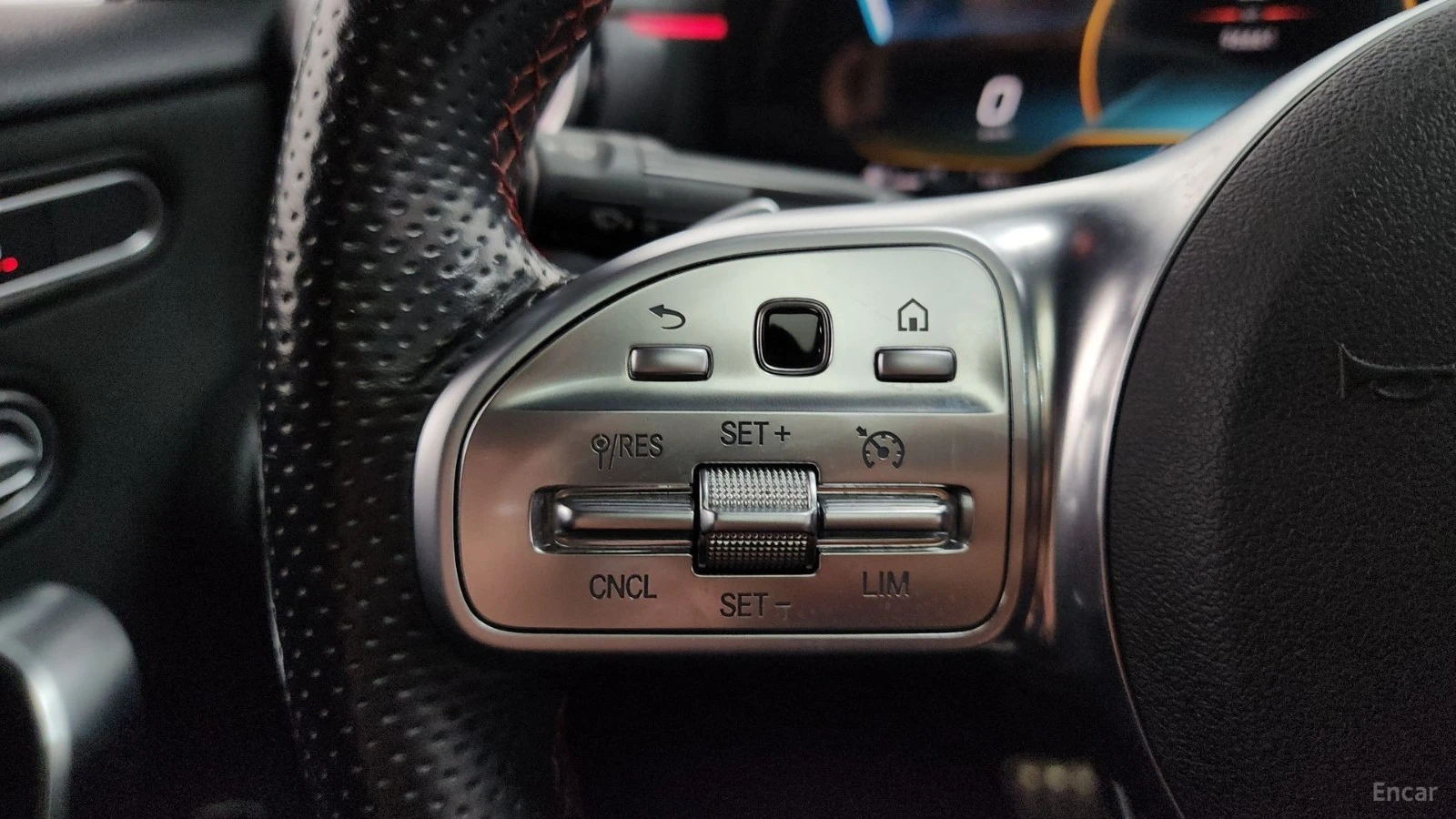Mercedes-Benz A 35 AMG* 4MATIC* КОЖА* ПОДГРЕВ* ПАНО* КАМЕРА* , снимка 15 - Автомобили и джипове - 55449777