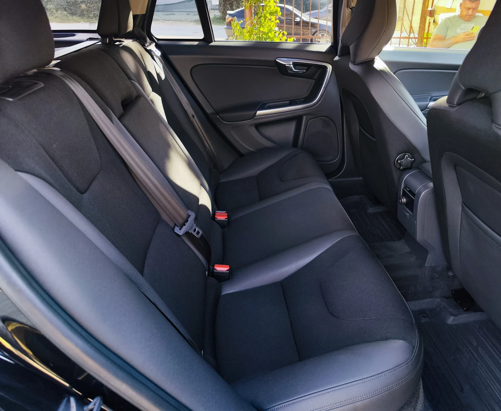 Volvo V60 D4 163 Auto, снимка 9 - Автомобили и джипове - 56378759