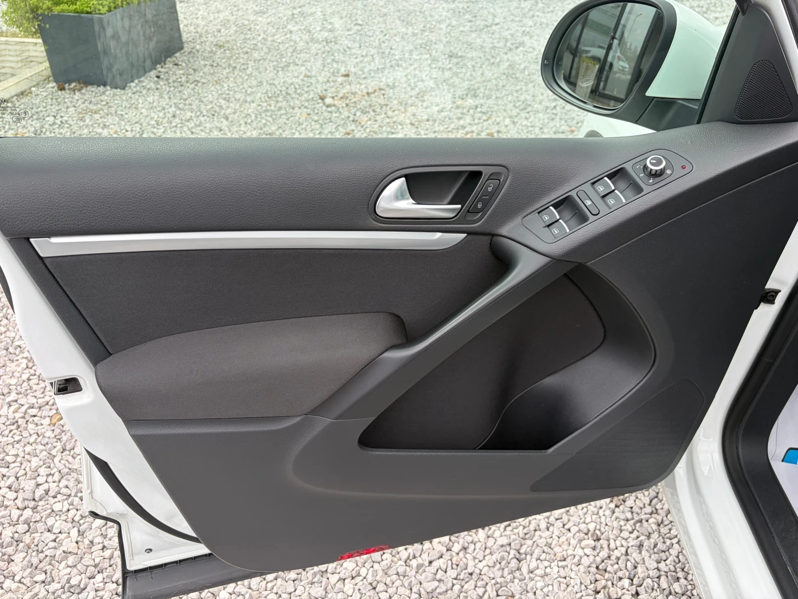 VW Tiguan 2.0TDI-140k.c. FACELIFT, снимка 8 - Автомобили и джипове - 53984358