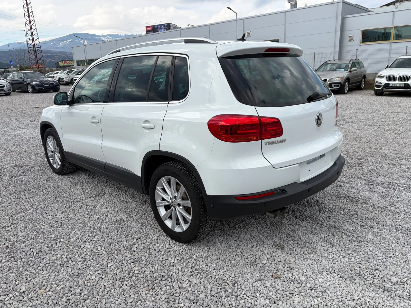 VW Tiguan 2.0TDI-140k.c. FACELIFT, снимка 4 - Автомобили и джипове - 53984358