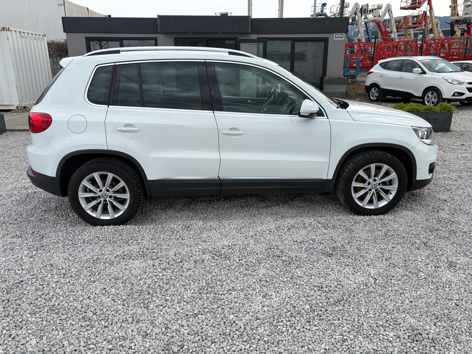 VW Tiguan 2.0TDI-140k.c. FACELIFT, снимка 7 - Автомобили и джипове - 53984358