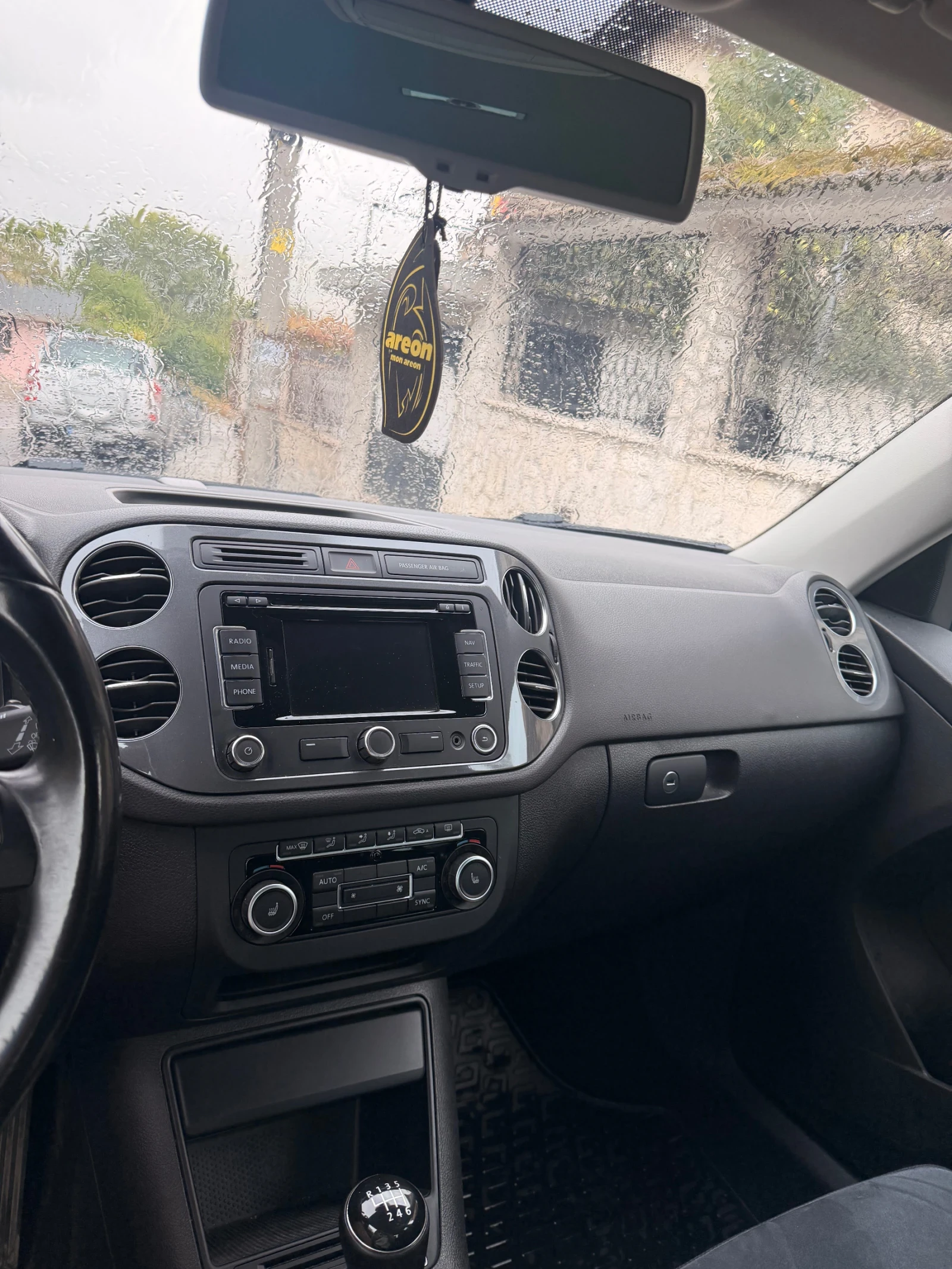 VW Tiguan, снимка 14 - Автомобили и джипове - 56479068