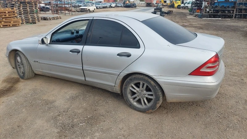 Mercedes-Benz C 180 2.0, снимка 4 - Автомобили и джипове - 42914711