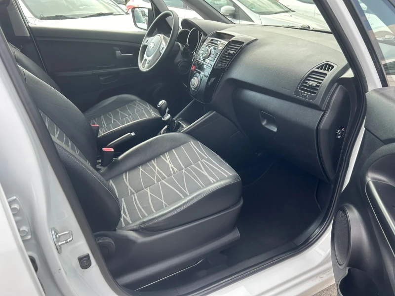 Kia Venga 1.6i, снимка 8 - Автомобили и джипове - 48194346