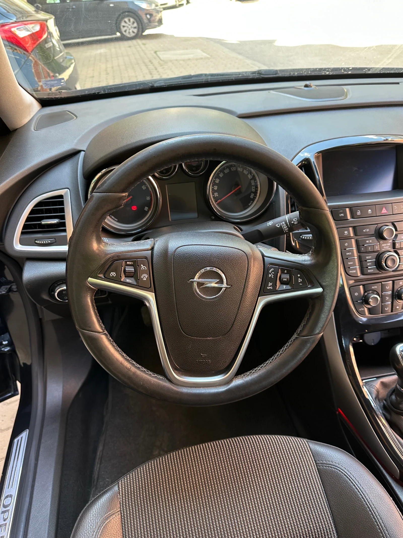 Opel Astra 1.4 turbo, gaz, klima, kasko, снимка 11 - Автомобили и джипове - 54440406
