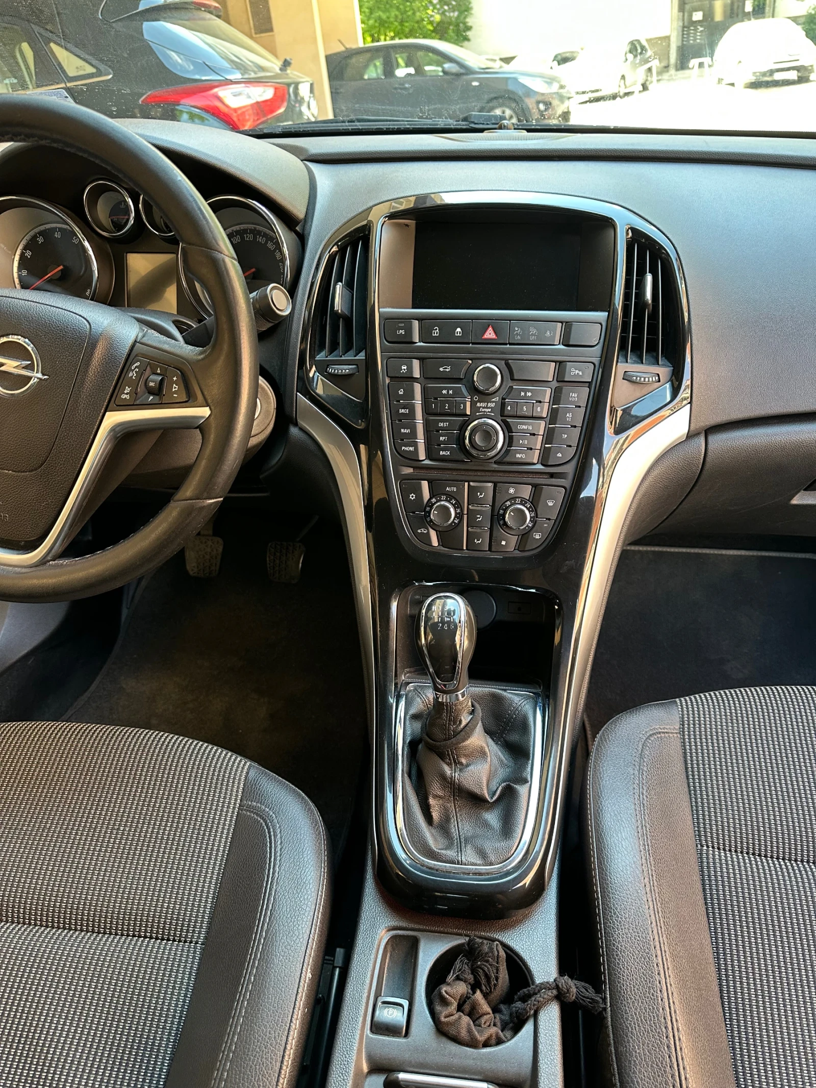 Opel Astra 1.4 turbo, gaz, klima, kasko, снимка 12 - Автомобили и джипове - 54440406