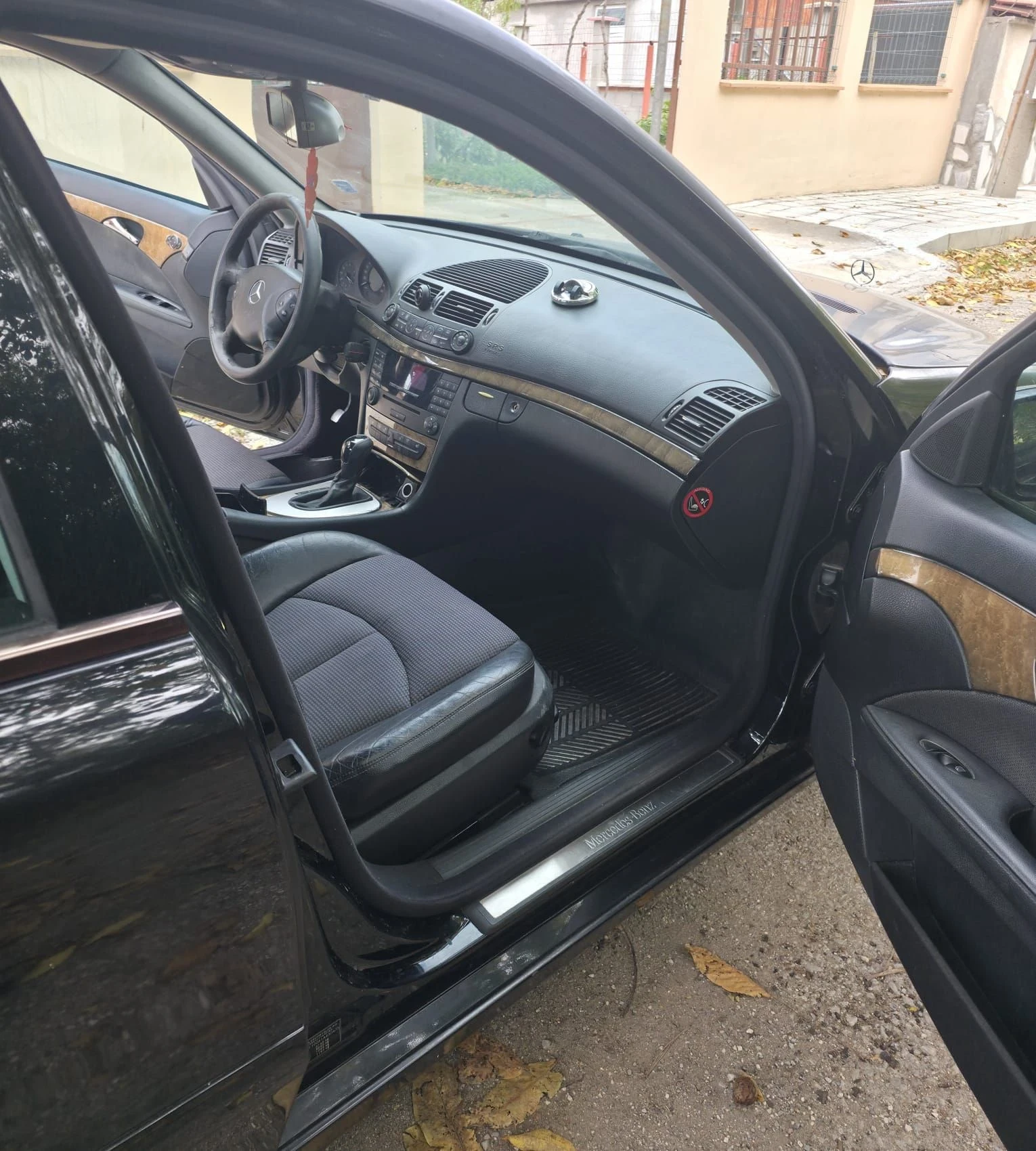 Mercedes-Benz E 220, снимка 5 - Автомобили и джипове - 56449638
