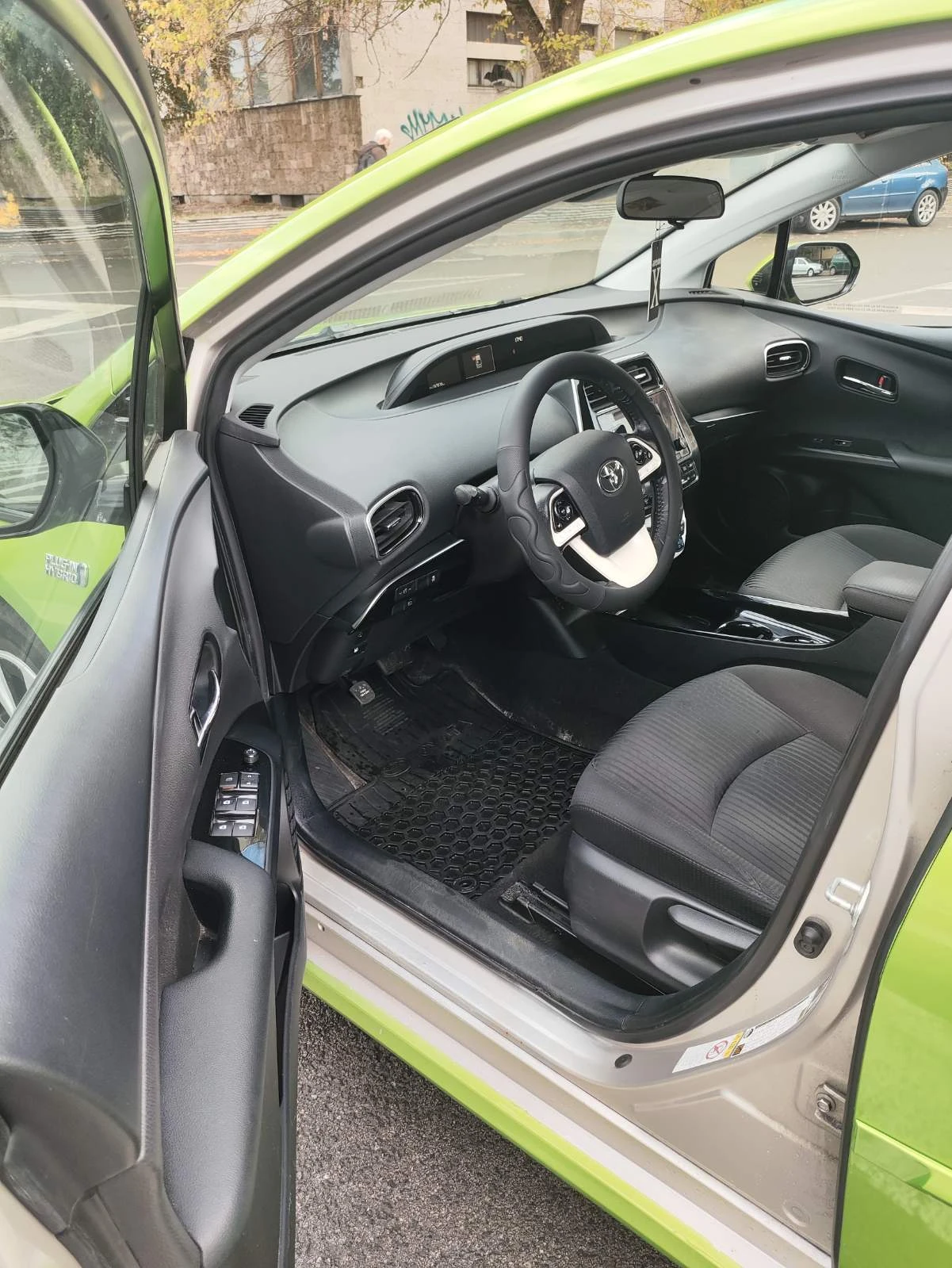 Toyota Prius Plug In, 5 местна, снимка 9 - Автомобили и джипове - 56615494