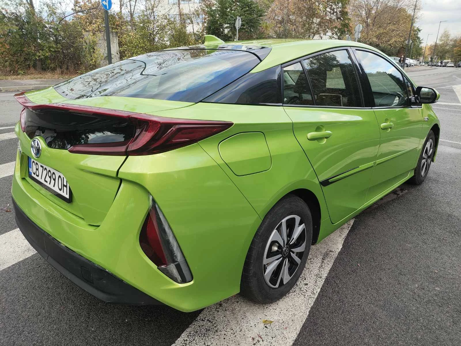 Toyota Prius Plug In, 5 местна, снимка 6 - Автомобили и джипове - 56615494