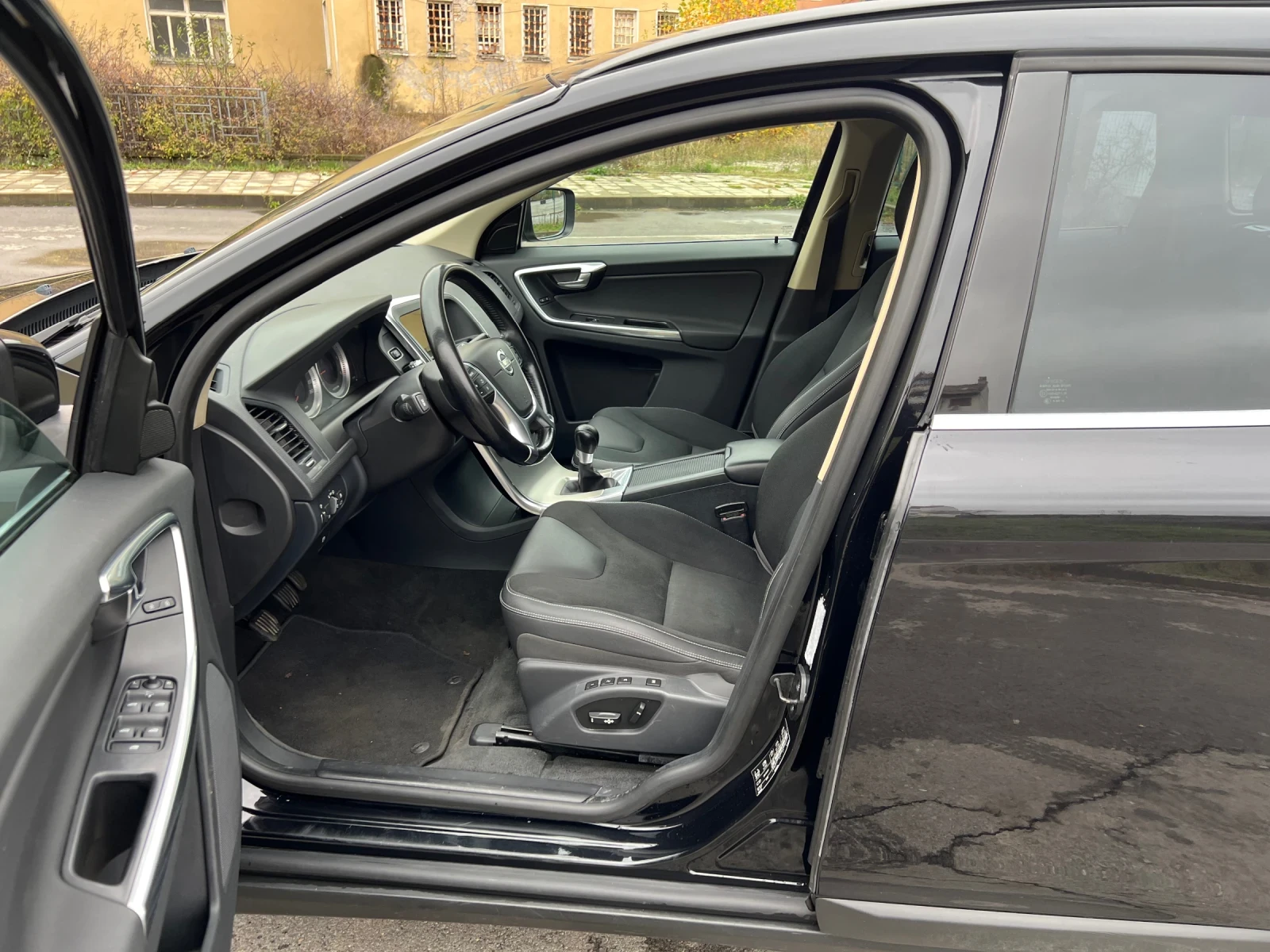 Volvo XC60 2.0D4 - изображение 10