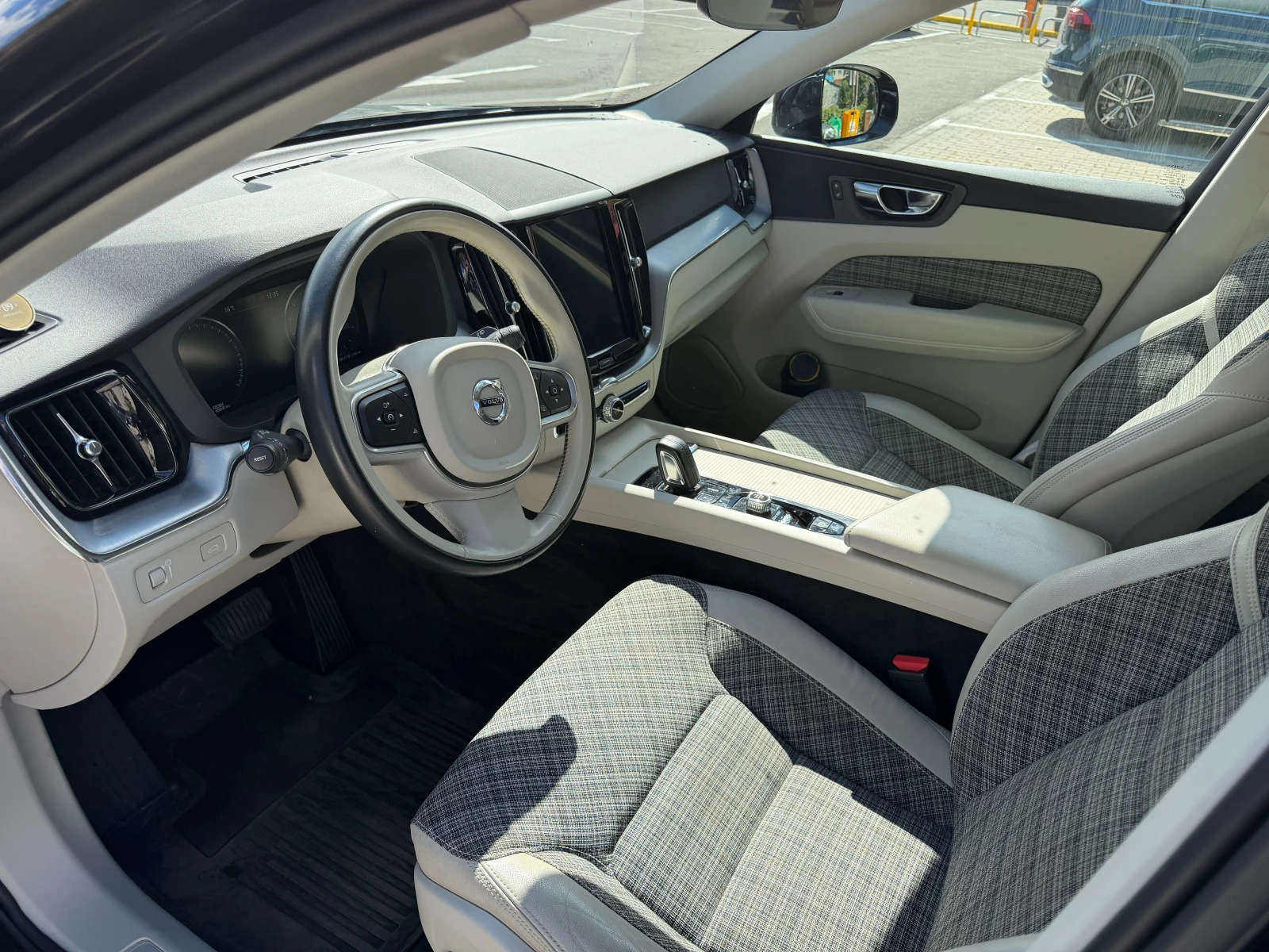 Volvo XC60 B4 197 к.с в гаранция!, снимка 4 - Автомобили и джипове - 56258215