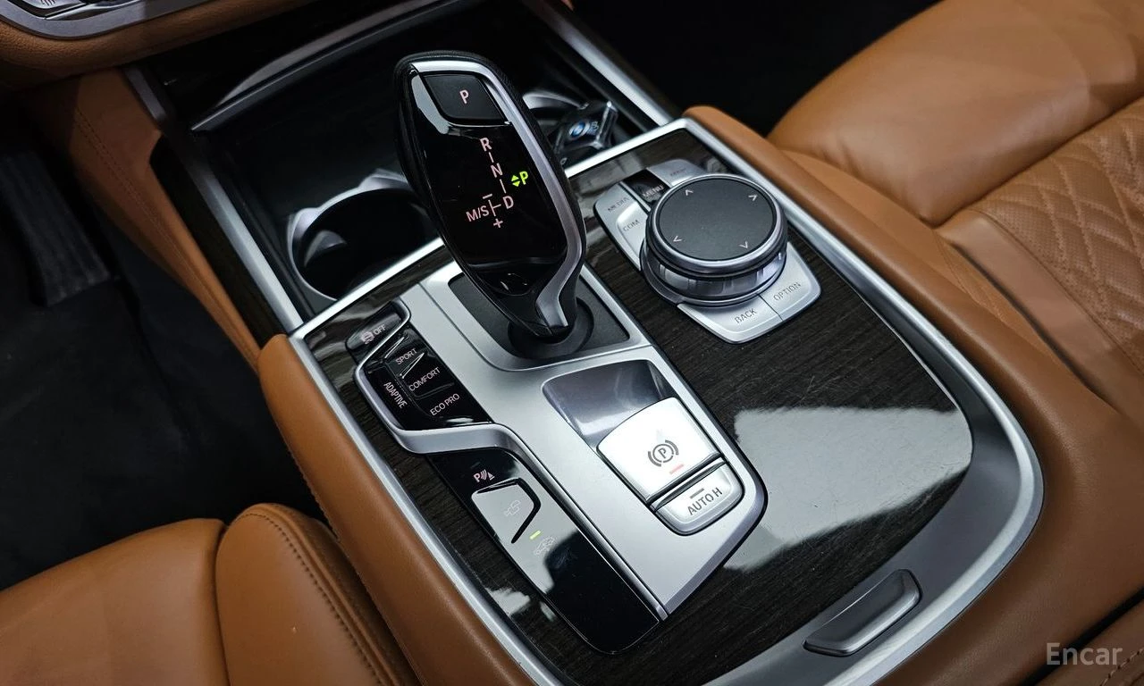BMW 740 ЛАЗЕРИ * ОБДУХВАНЕ * ДИСТРОНИК * H/K * , снимка 13 - Автомобили и джипове - 55187480