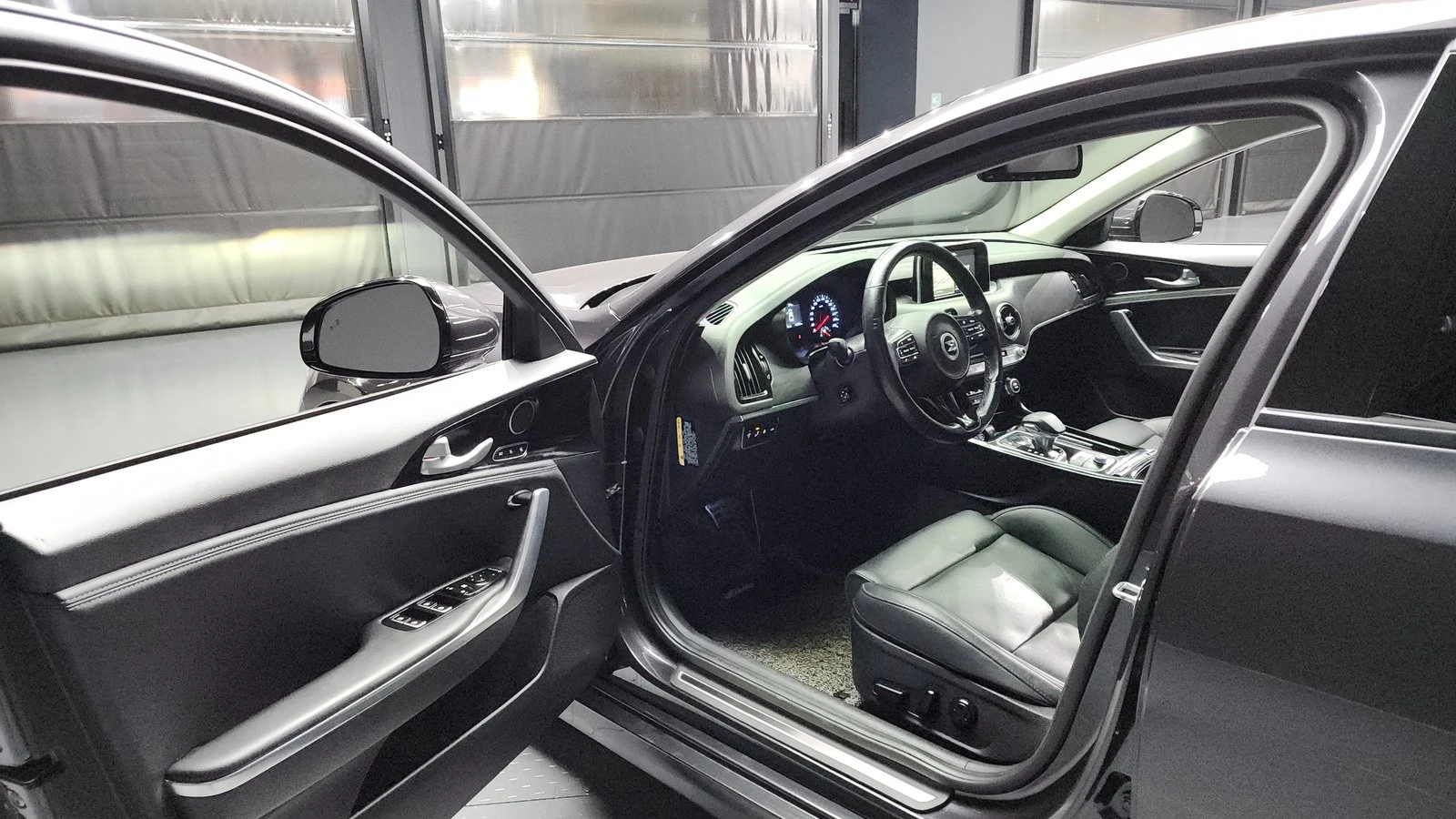 Kia Stinger 2.0* KEYLESS* ПОДГРЕВ ВОЛАН* ЕЛ. БАГАЖНИК* КРАЙНА , снимка 10 - Автомобили и джипове - 55318957