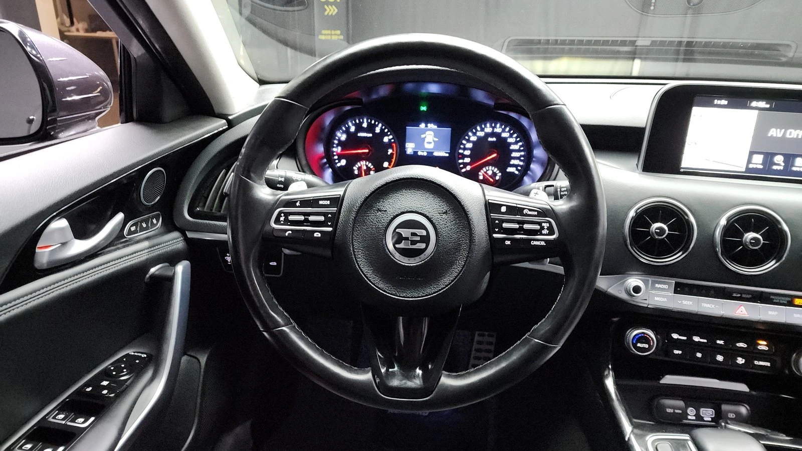 Kia Stinger 2.0* KEYLESS* ПОДГРЕВ ВОЛАН* ЕЛ. БАГАЖНИК* КРАЙНА , снимка 13 - Автомобили и джипове - 55318957