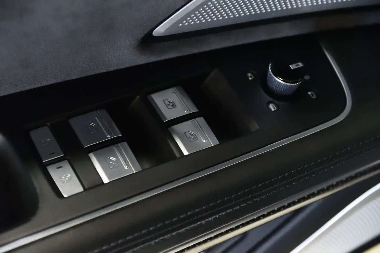 Audi S8 Quattro 4.0T 563 HP / Black Optics / Driver Assist, снимка 13 - Автомобили и джипове - 55431842