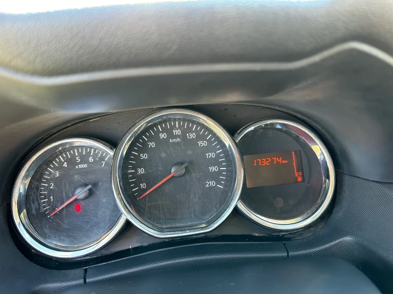 Dacia Duster 1.6 I  Газ/Бензин, снимка 9 - Автомобили и джипове - 52061755