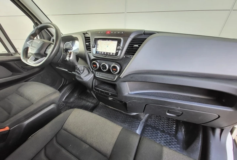 Iveco 35S18 3.0L* HI-MATIC* LED* КЛИМА* СРЕДНА БАЗА, снимка 11 - Бусове и автобуси - 52743976