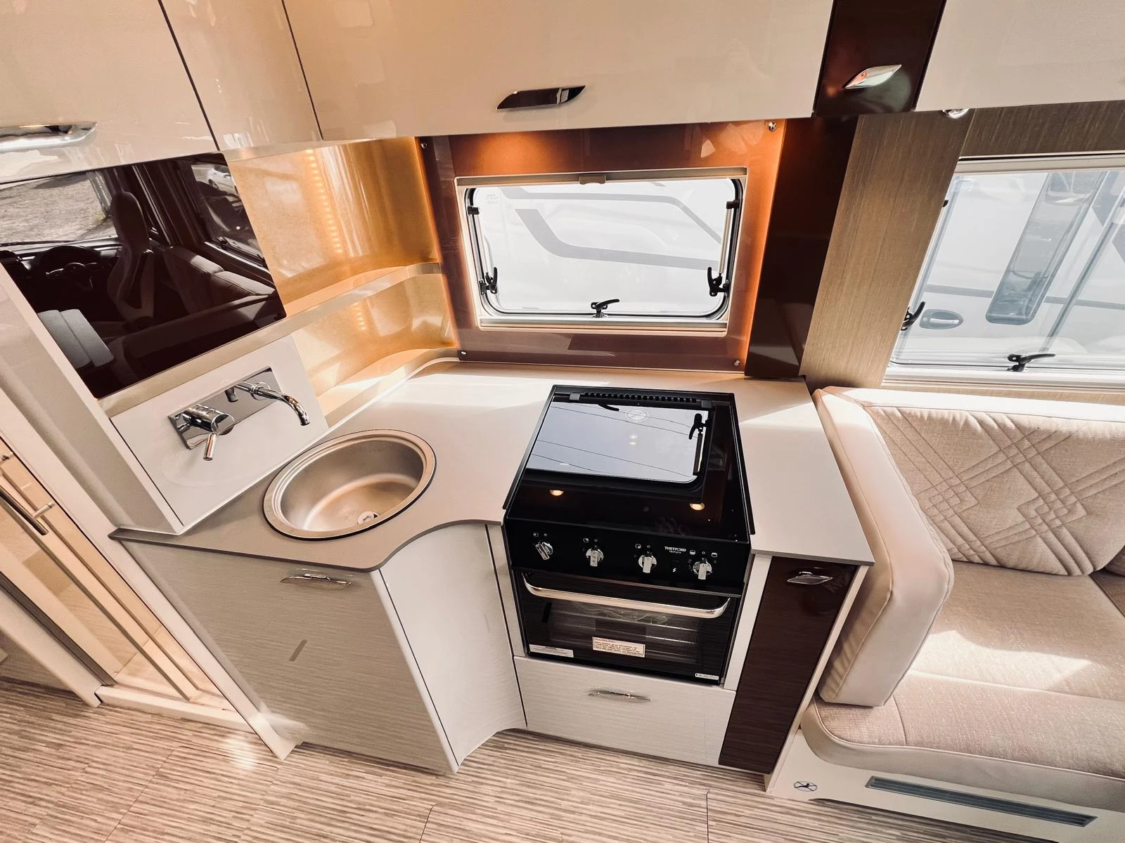 Кемпер Burstner Mercedes -Elegance 910G ДВОЕН ПОД КЛИМАТИК ALDE - изображение 10