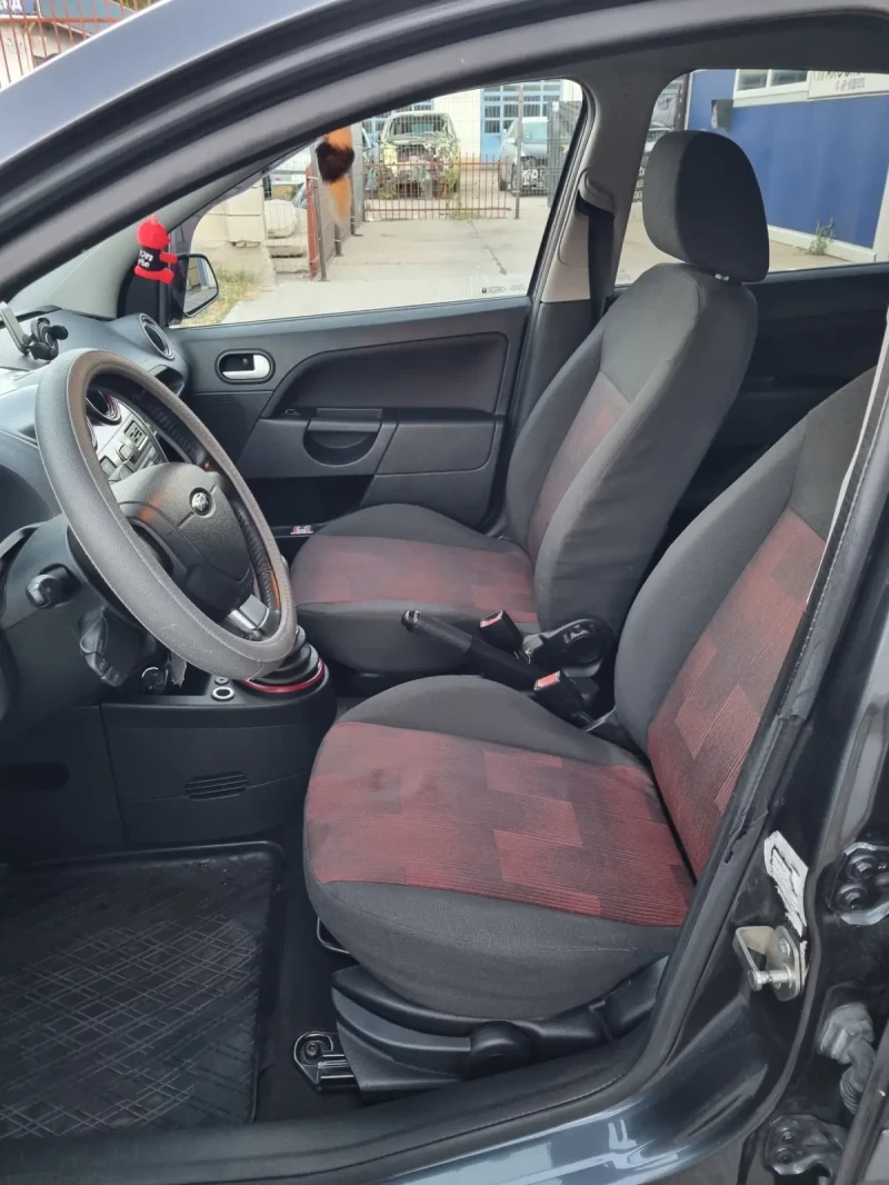 Ford Fiesta 1.4, снимка 7 - Автомобили и джипове - 47044170