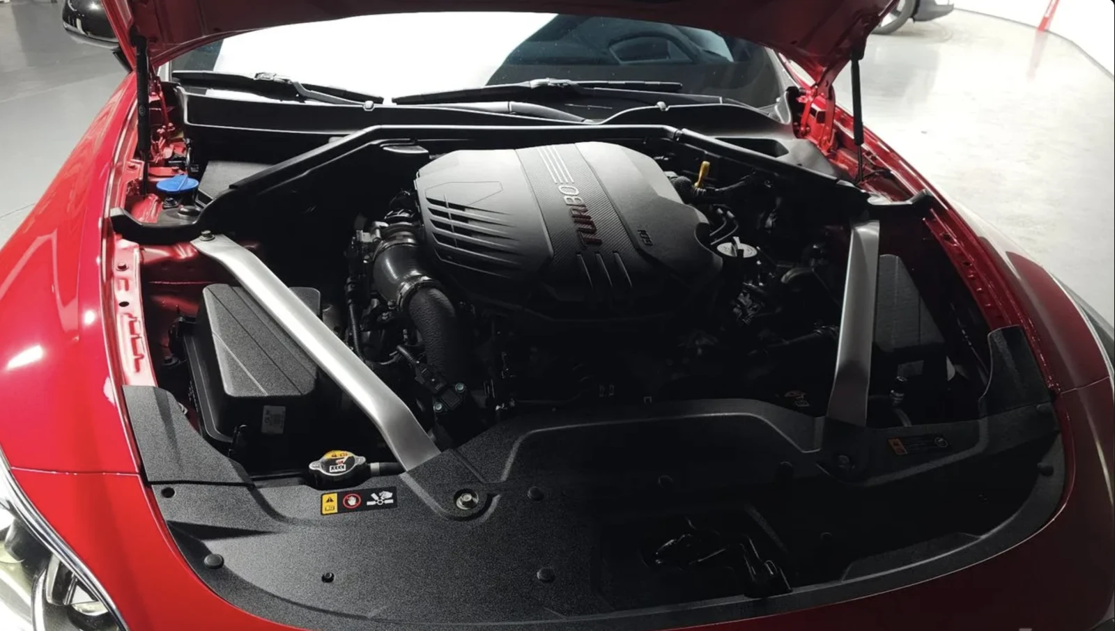 Kia Stinger 3.3 GT MASTERS TURBO PACKAGE / 360 КАМЕРИ / ОБДУХ, снимка 5 - Автомобили и джипове - 55089850