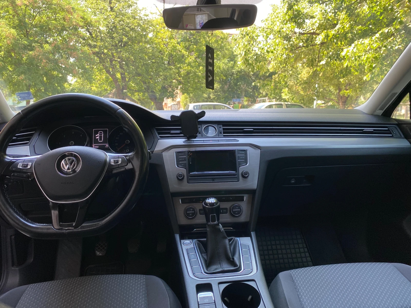 VW Passat 1.6 TDI, снимка 6 - Автомобили и джипове - 56568967