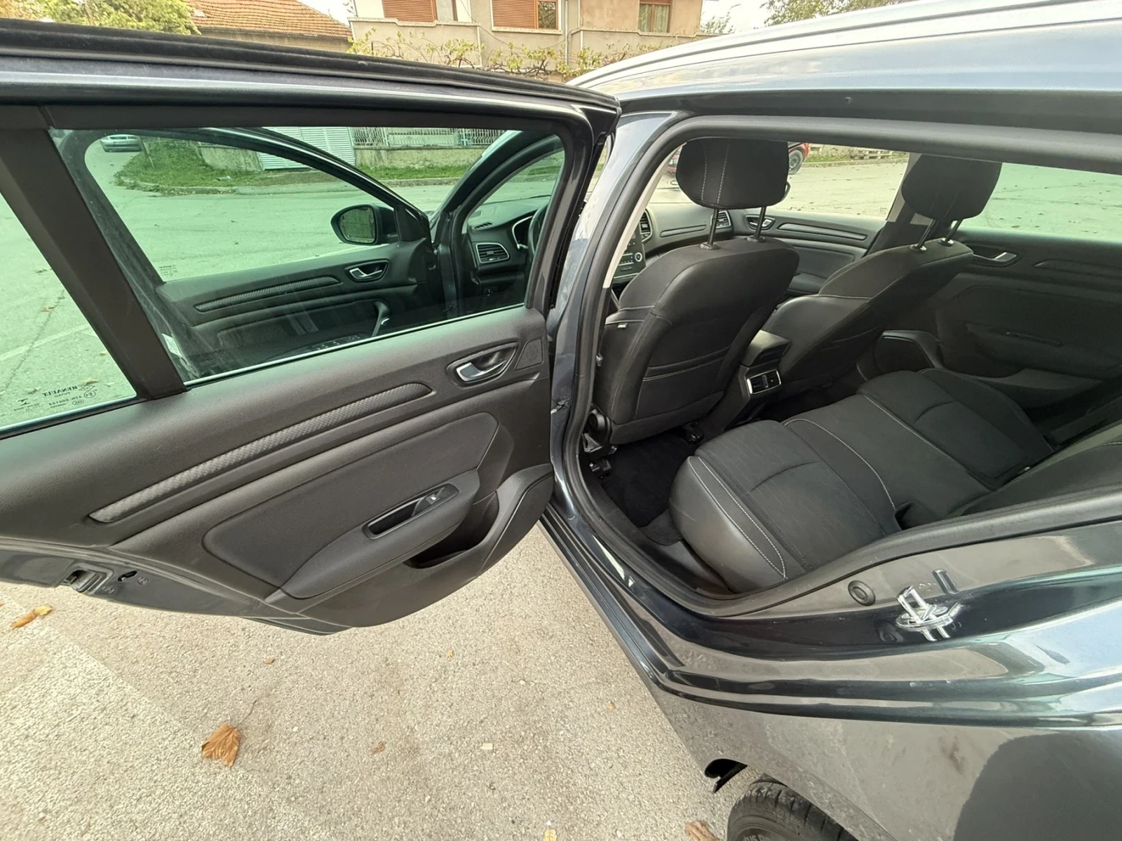 Renault Megane 1.3 TCe, снимка 10 - Автомобили и джипове - 56612260