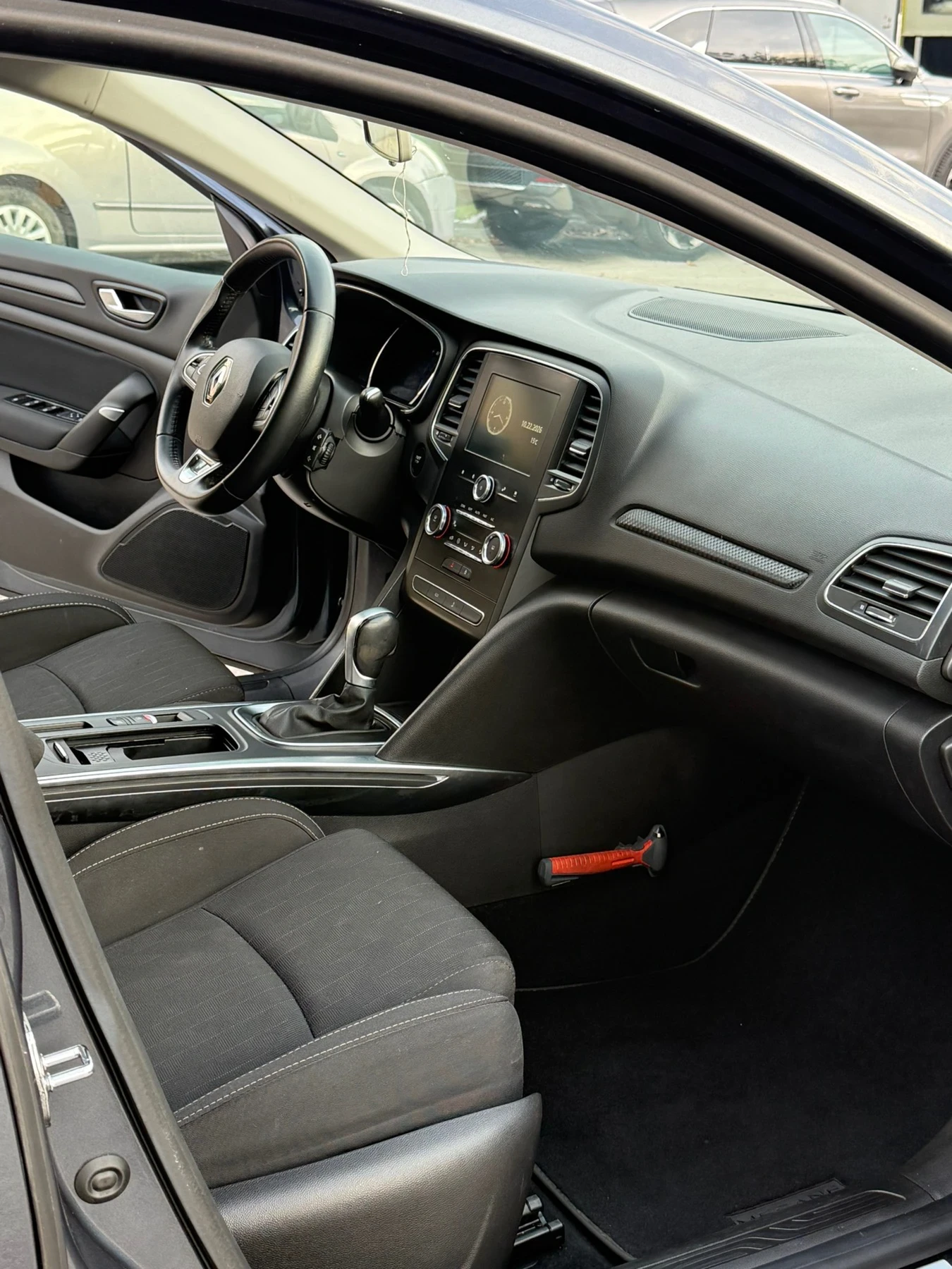 Renault Megane 1.3 TCe, снимка 8 - Автомобили и джипове - 56612260