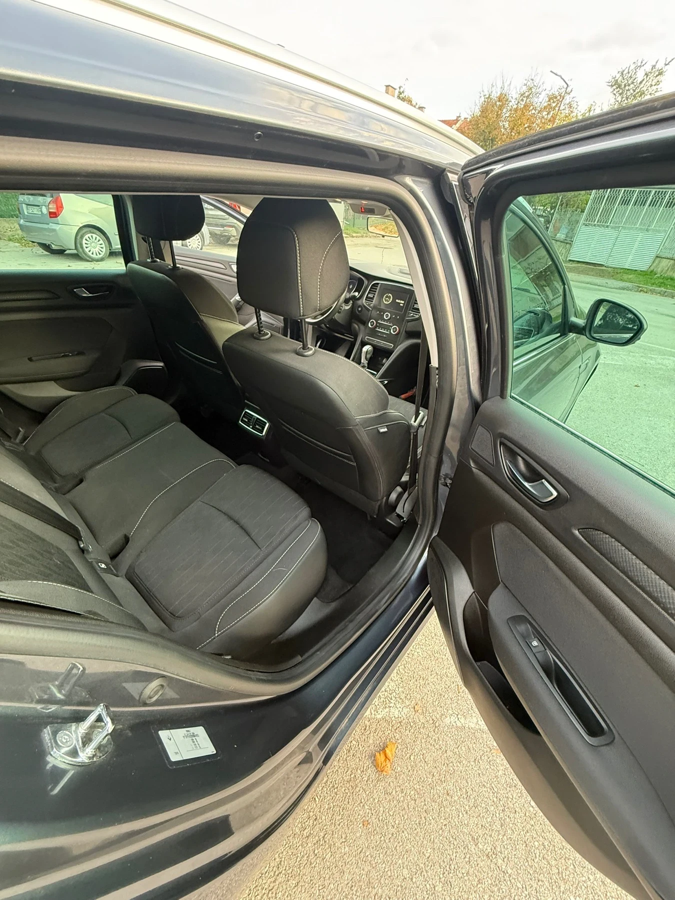 Renault Megane 1.3 TCe, снимка 9 - Автомобили и джипове - 56612260