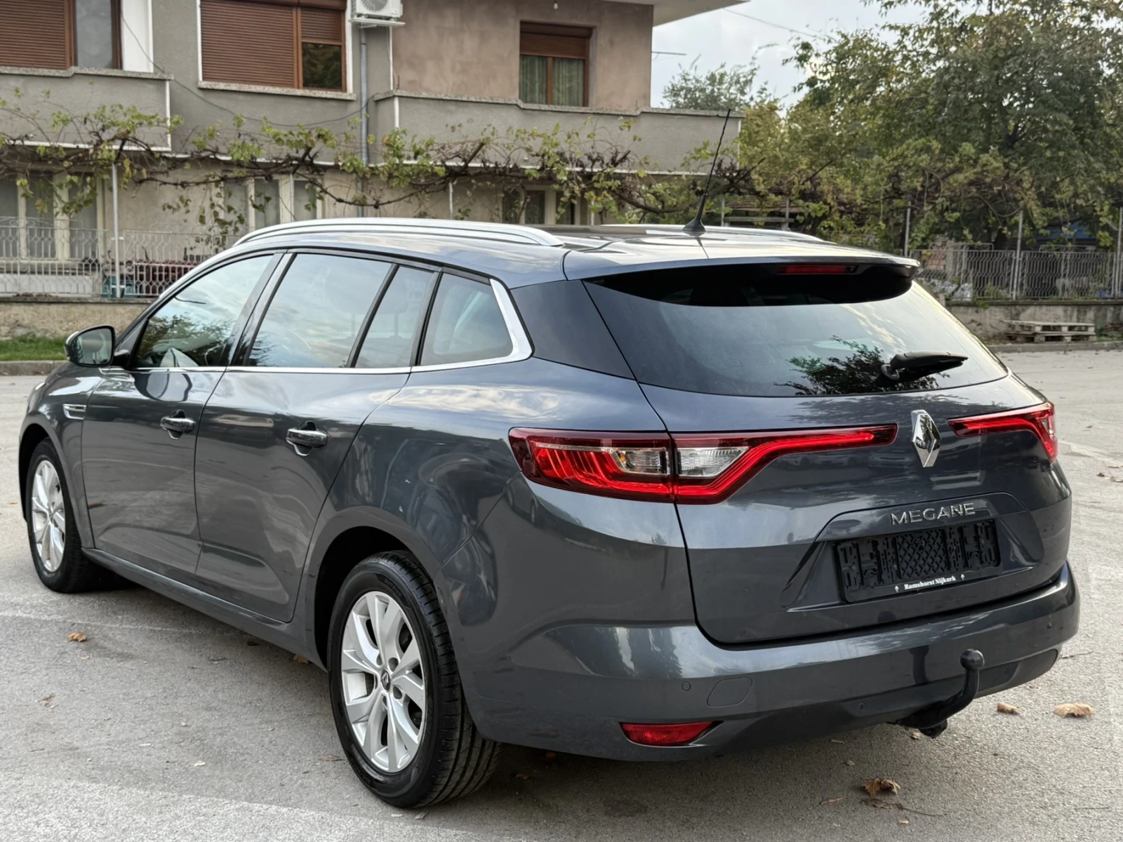 Renault Megane 1.3 TCe, снимка 4 - Автомобили и джипове - 56612260