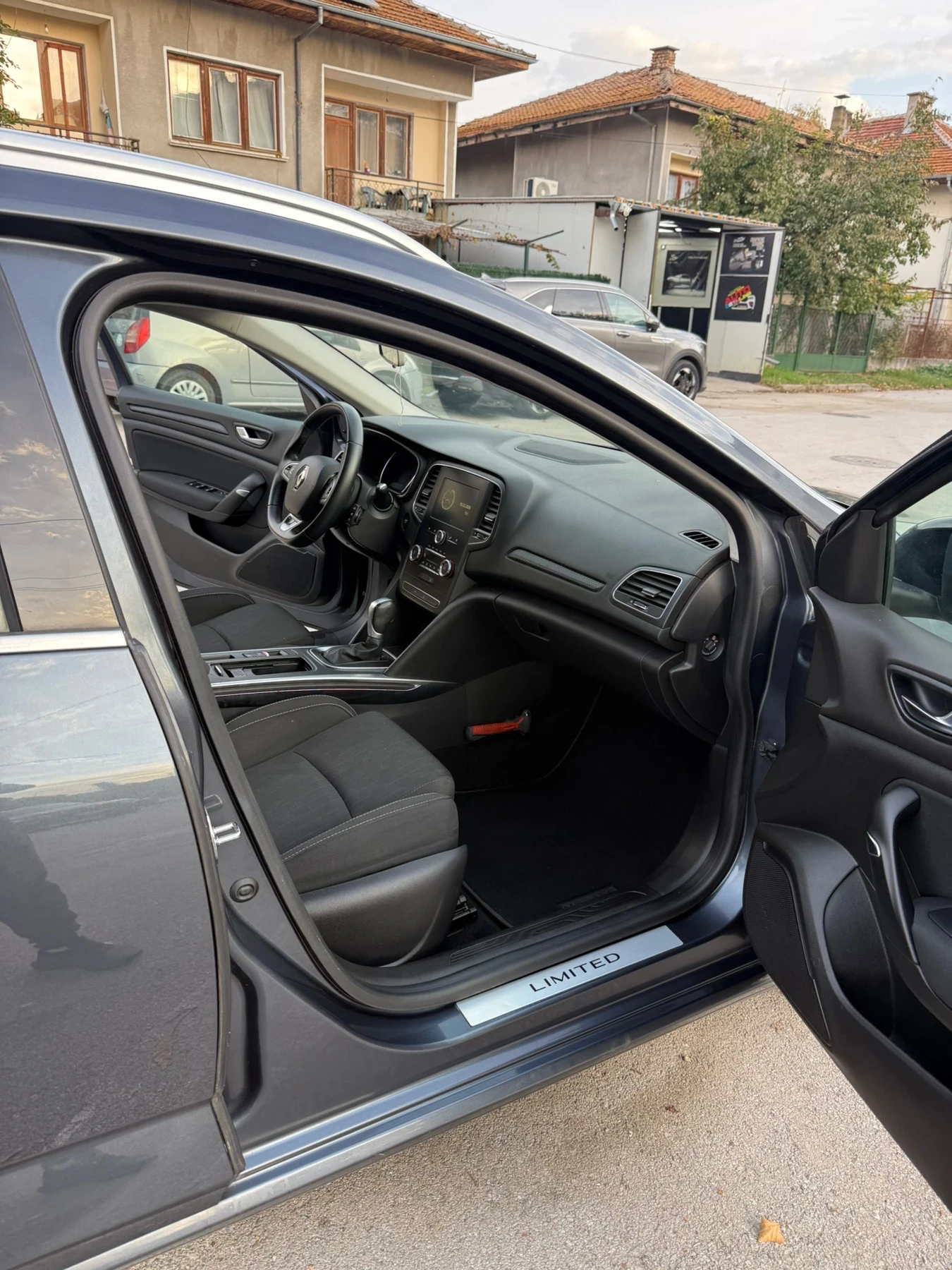 Renault Megane 1.3 TCe, снимка 7 - Автомобили и джипове - 56612260