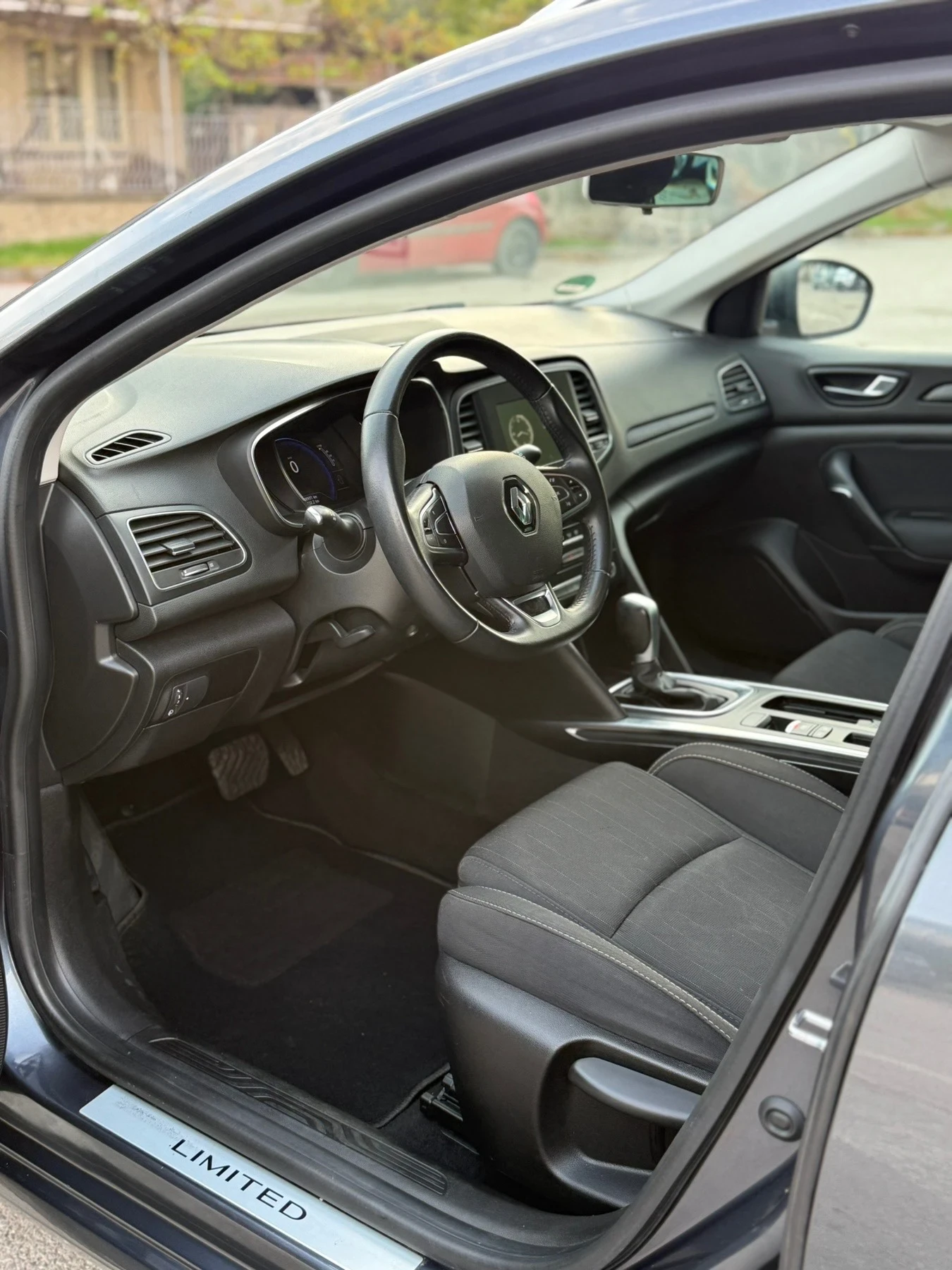 Renault Megane 1.3 TCe, снимка 12 - Автомобили и джипове - 56612260