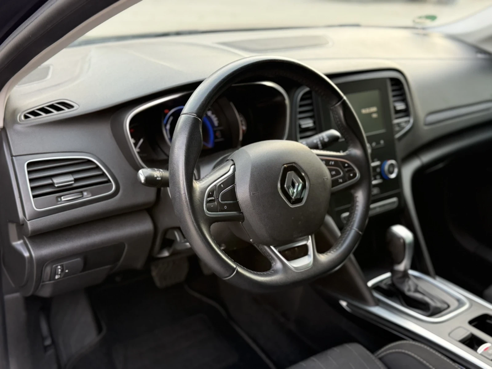 Renault Megane 1.3 TCe, снимка 13 - Автомобили и джипове - 56612260