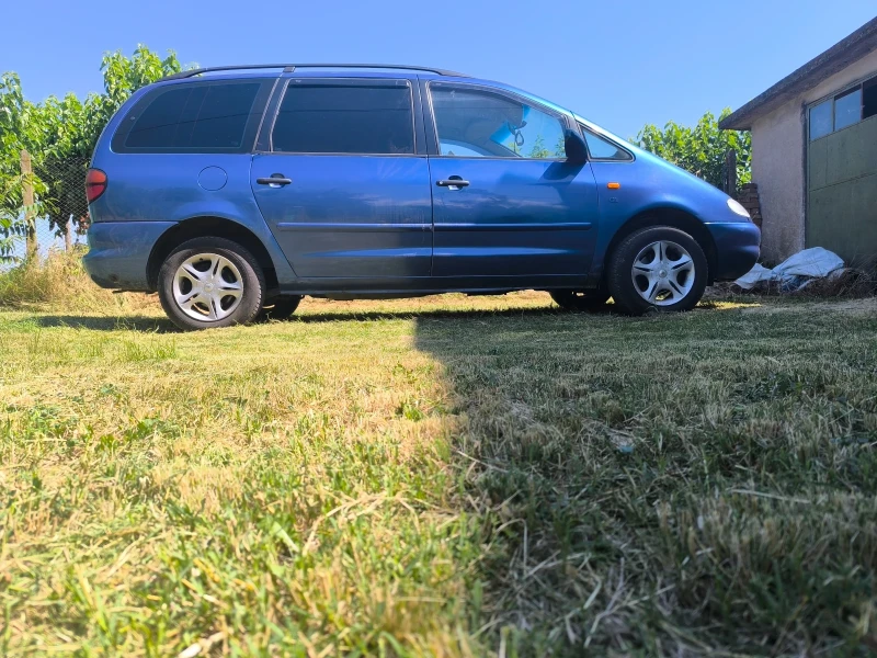 VW Sharan 2.0i, снимка 2 - Автомобили и джипове - 52371375