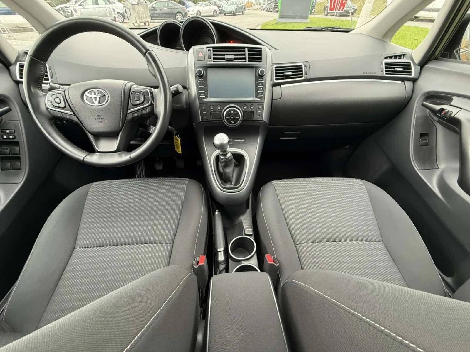 Toyota Corolla verso  68000 ЧИСТО НОВ - изображение 9