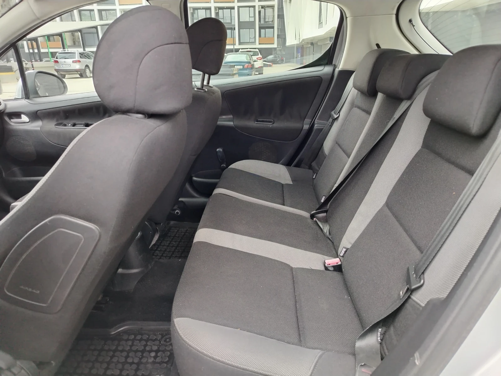 Peugeot 207 1.4i бензин  75hp, снимка 12 - Автомобили и джипове - 54359402