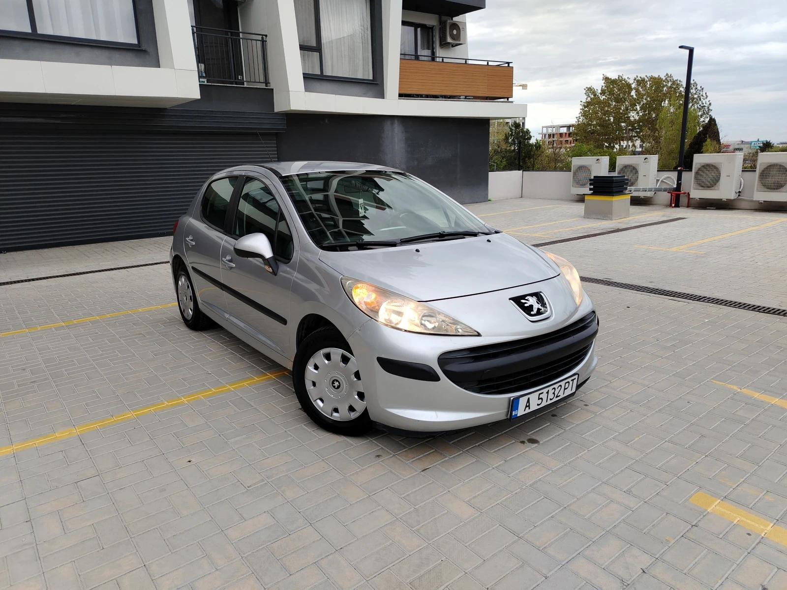 Peugeot 207 1.4i бензин  75hp, снимка 2 - Автомобили и джипове - 54359402