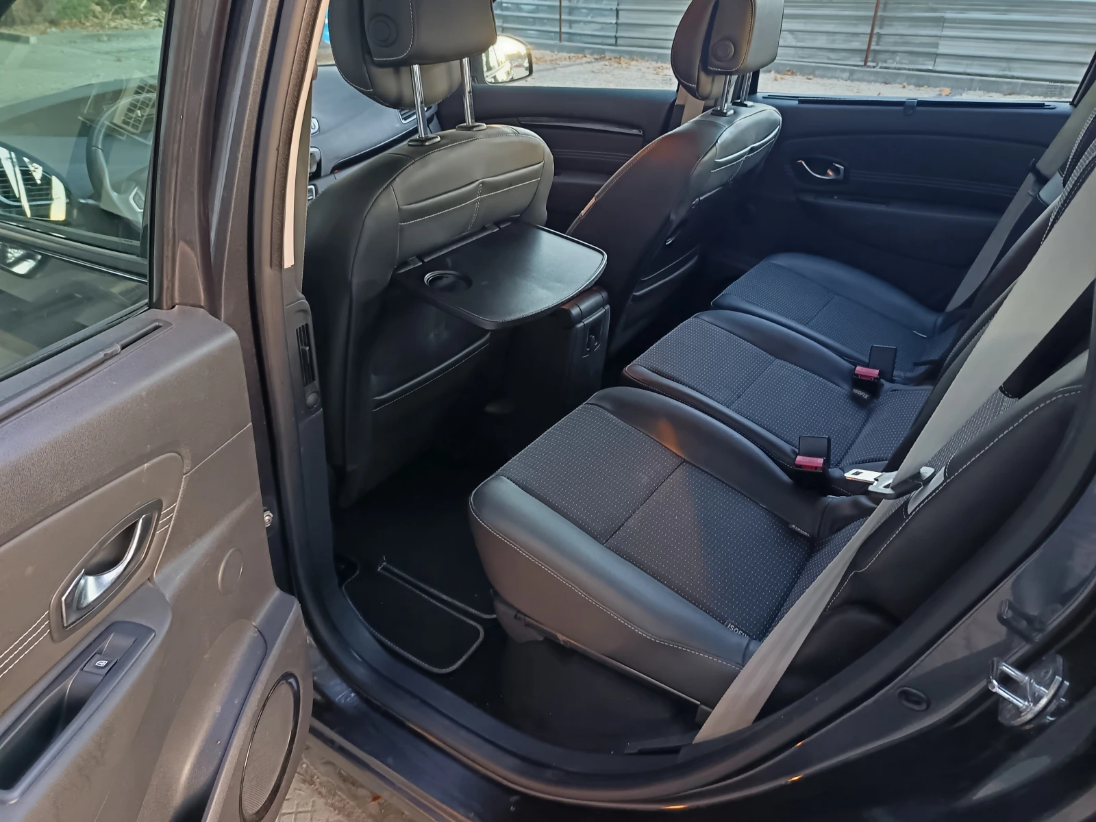 Renault Scenic 1.4 TCe, снимка 13 - Автомобили и джипове - 56345417