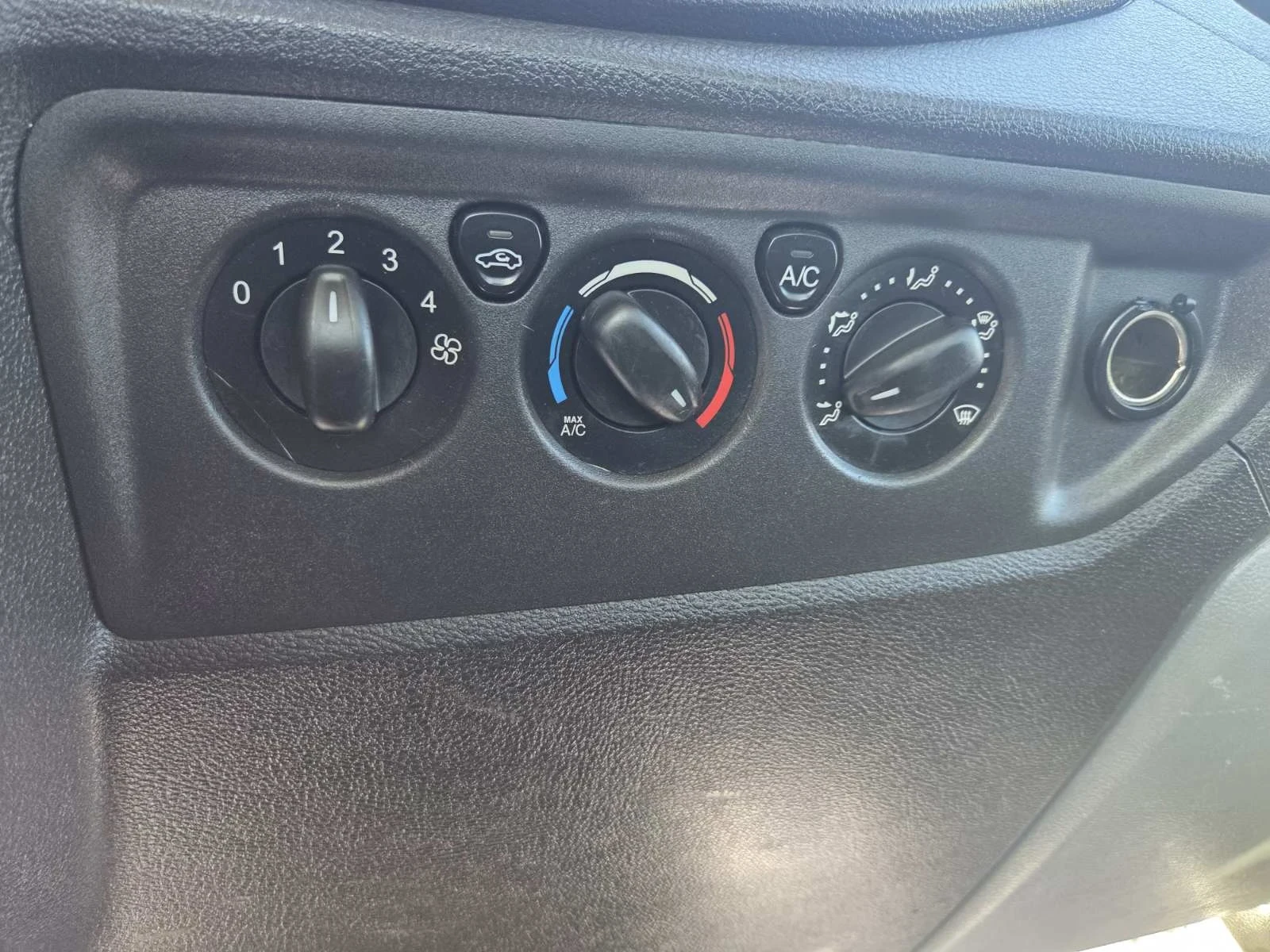 Ford Transit 2.2 - изображение 10