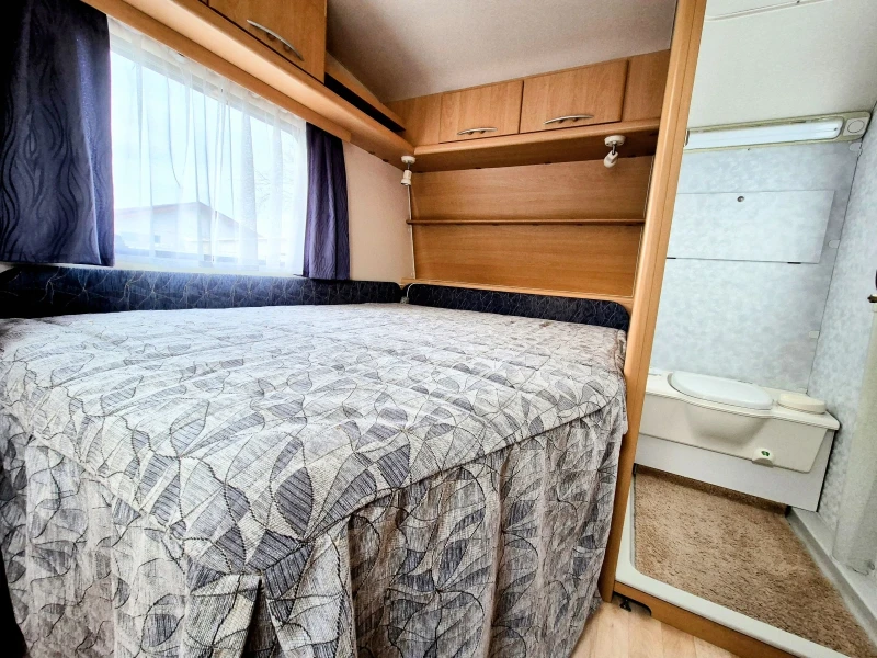 Каравана Adria ALTEA 432 PX // ФОРСЕЛТ// WC //ФРЕНСКА СПАЛНЯ //, снимка 9 - Каравани и кемпери - 51628739