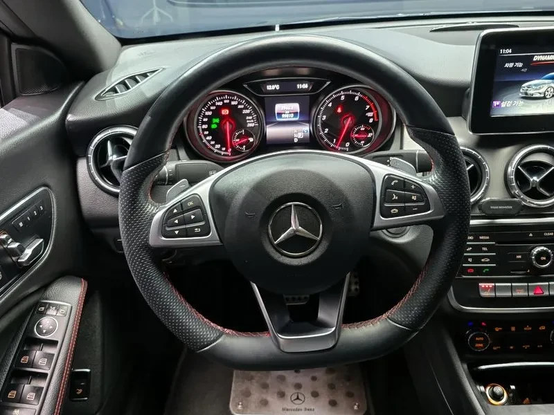 Mercedes-Benz CLA 2.5, снимка 14 - Автомобили и джипове - 54287643