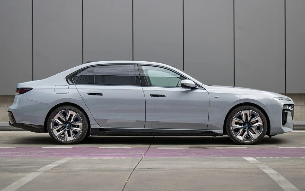 BMW i7 xDrive60 M-Sport, снимка 3 - Автомобили и джипове - 54847460