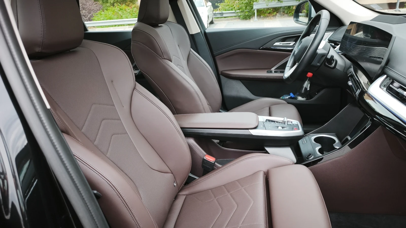 BMW iX1 eDrive 20* /xLine/ LED/ PANO/, снимка 13 - Автомобили и джипове - 56109998