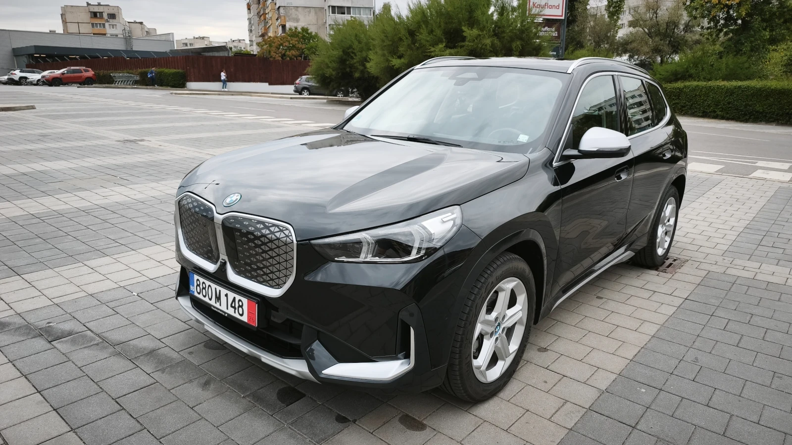 BMW iX1 eDrive 20* /xLine/ LED/ PANO/, снимка 2 - Автомобили и джипове - 56109998