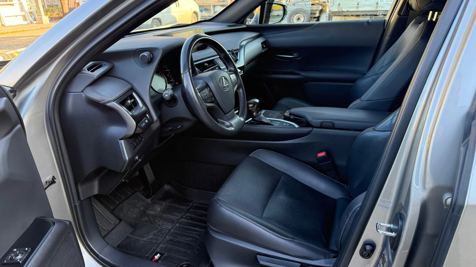 Lexus UX 250h, снимка 9 - Автомобили и джипове - 54221003